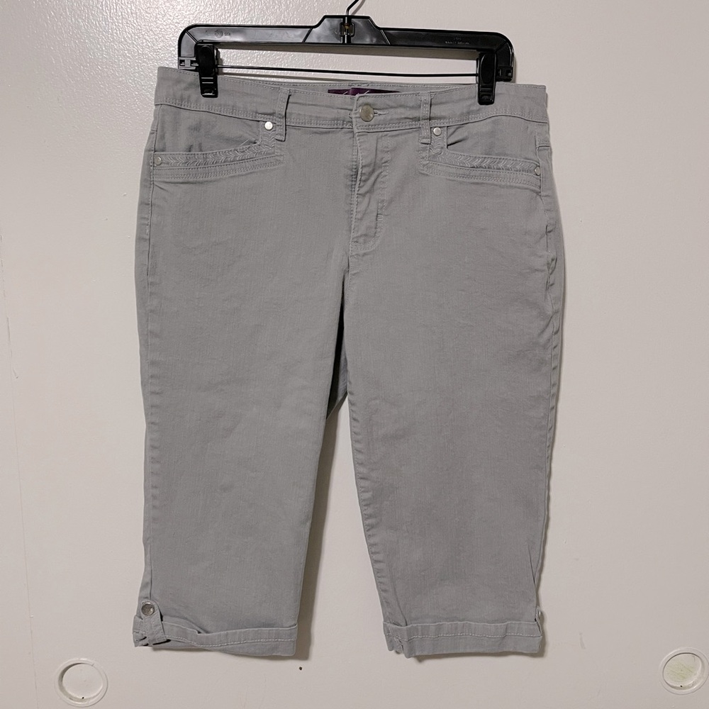 Grey capris jean